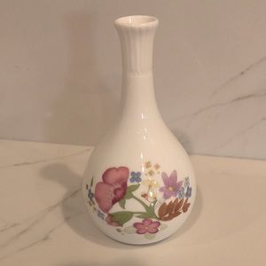 Vintage Wedgewood Meadow Sweet Vase - pastel pink flowers- mint condition in box